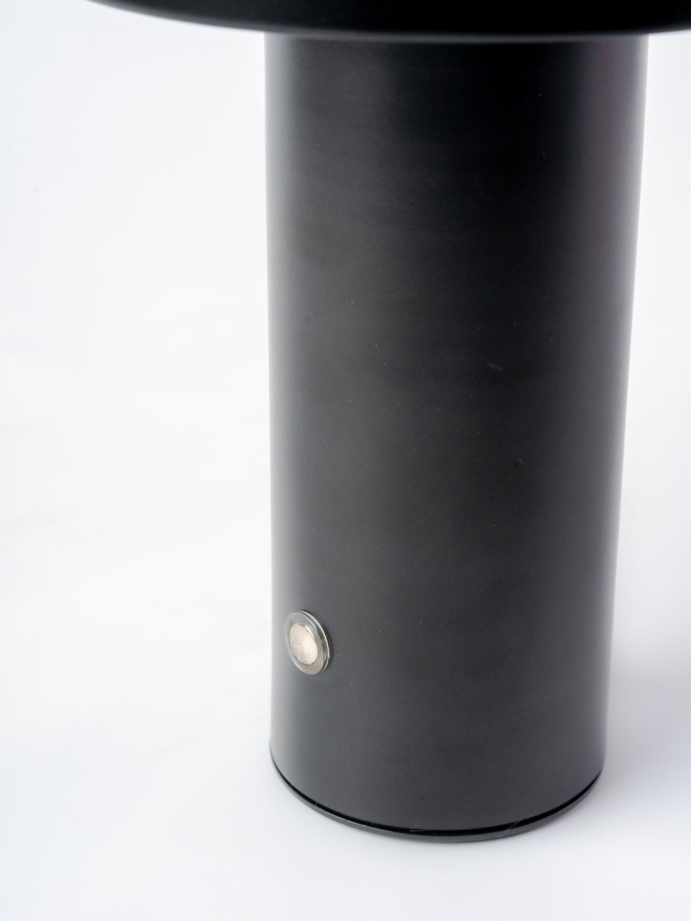 THE DEEP GLOW GARK BLACK